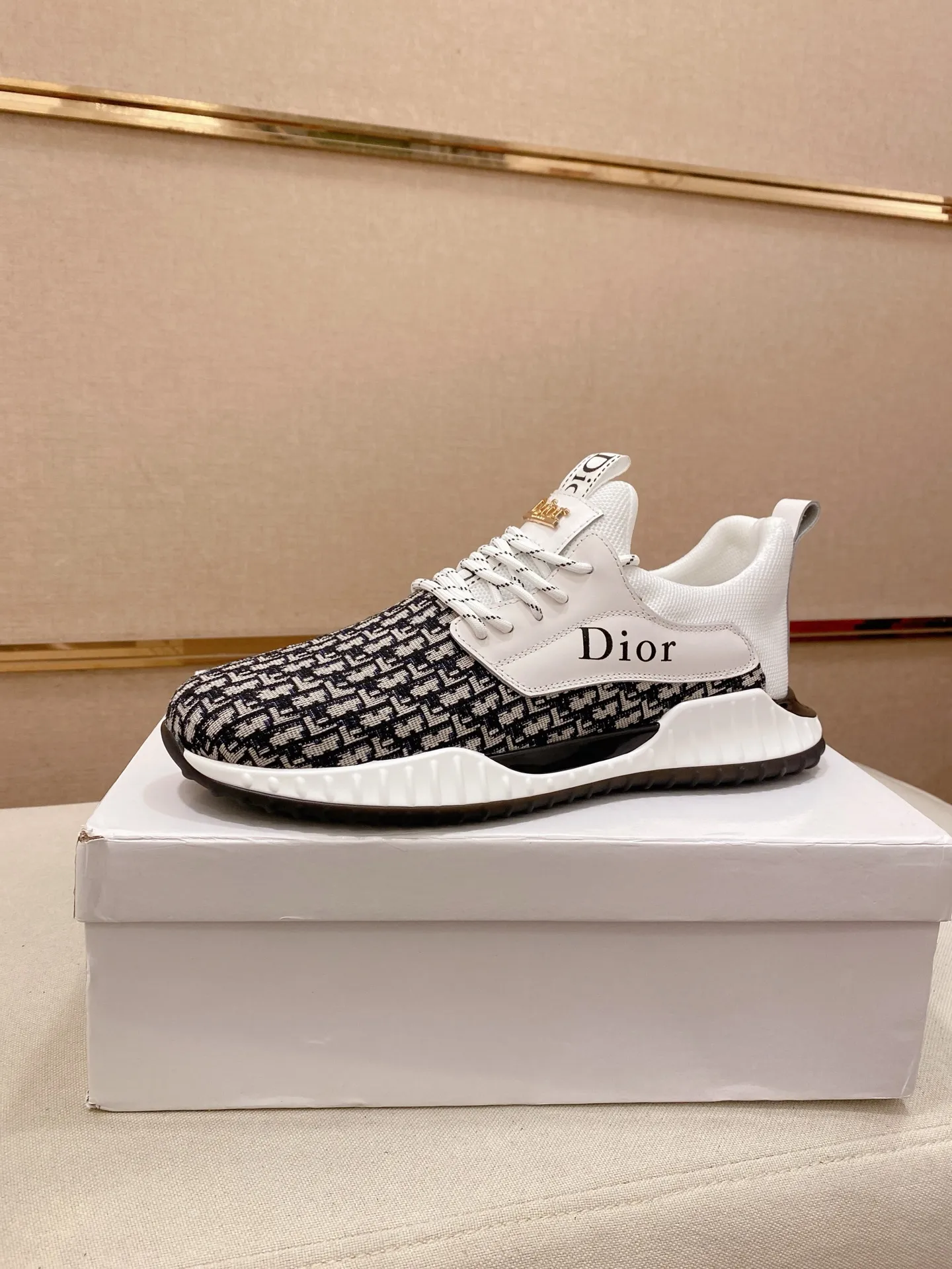 Factory price: 440💰[Dior·Dior] New casual sports style men's shoes, new spring and summer design, perfect workmanship, lace-up lazy style to create wardrobe quality, upper: imported cowhide, sheepskin lining is soft and comfortable, ultra-light TPU wear-resistant outsole, simple, versatile fashion men's shoes, excellent color code number 38--44. (Can be customized for 45 non-refundable)